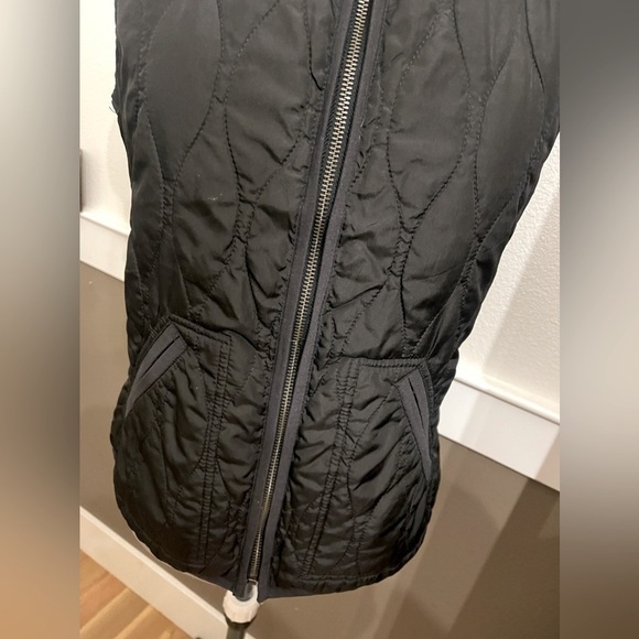 Old Navy Quilted Vest Black Size Small Cold Weather Lightweight Layer - Picture 2 of 8